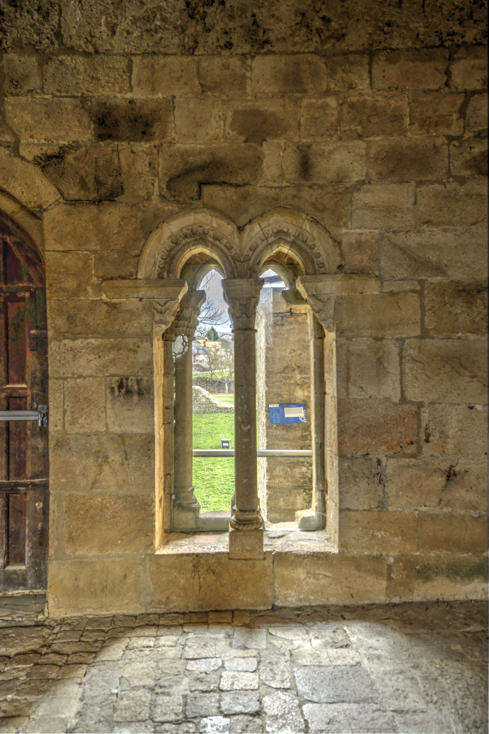 Ventana bigémina de la cocina de la reina del monasterio de Carracedo